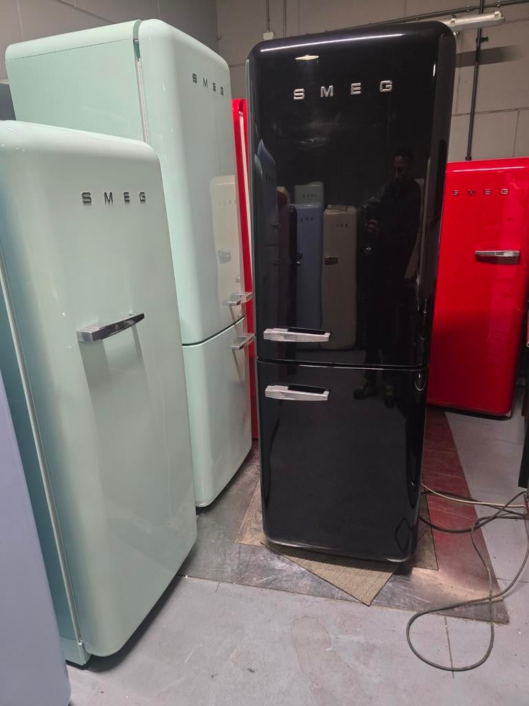 Smeg koelkast zwart(gratis bezorging), Witgoed en Apparatuur, Koelkasten en IJskasten, Ophalen, 200 liter of meer, Met aparte vriezer