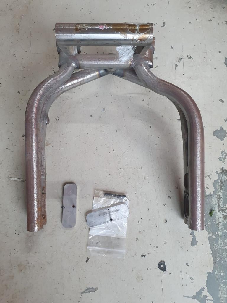 Achterbrug voor 300 mm band, past op Twin cam en evo frames, Motoren, Ophalen of Verzenden