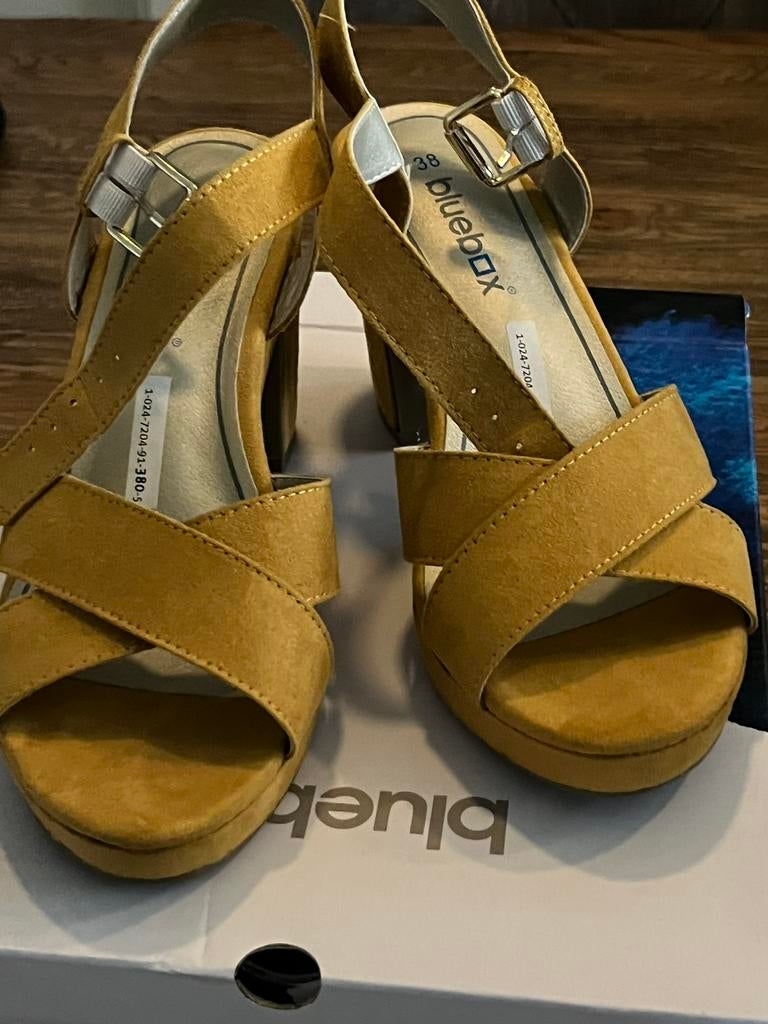 Sandaal met hak, Kleding | Dames, Schoenen, Geel, Zo goed als nieuw, Sandalen of Muiltjes, Ophalen of Verzenden