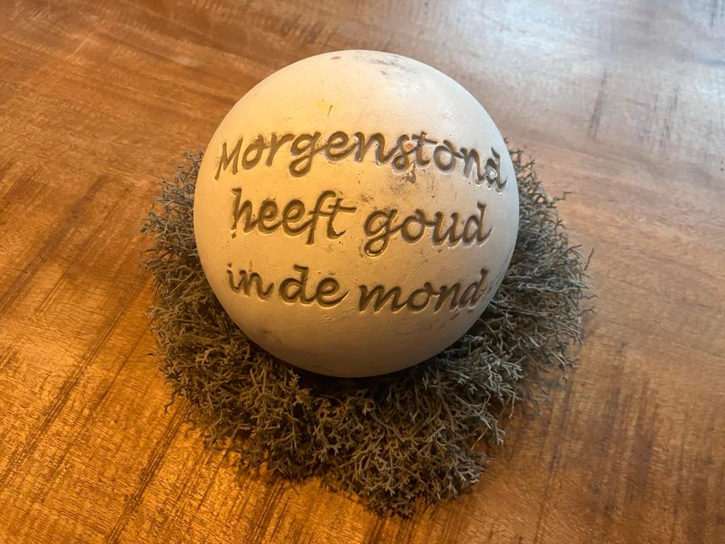 Stenen bal met Inscriptie: morgenstond heeft goud in de mond, Ophalen of Verzenden, Gebruikt