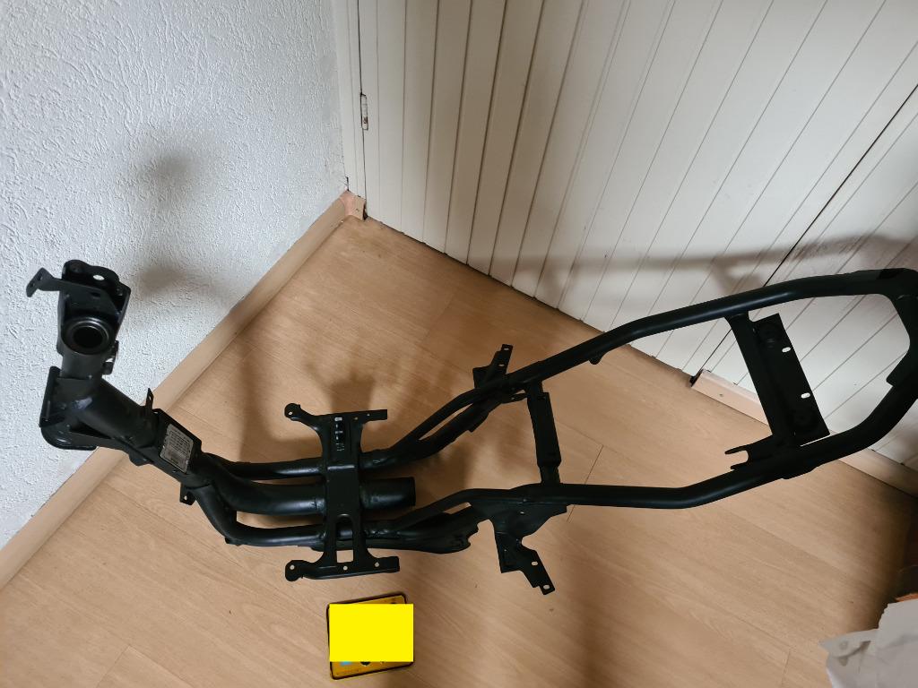Aprilia SR factory frame met geel kenteken SR50 onderdelen, Fietsen en Brommers, Brommeronderdelen | Scooters, Aprilia, SR, Frame