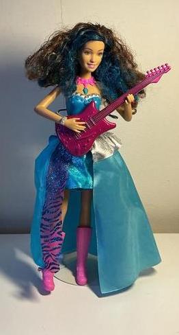Zingende Barbie Rock 'N Royals Erika met Gitaar, Verzamelen, Poppen, Ophalen of Verzenden, Gebruikt, Pop