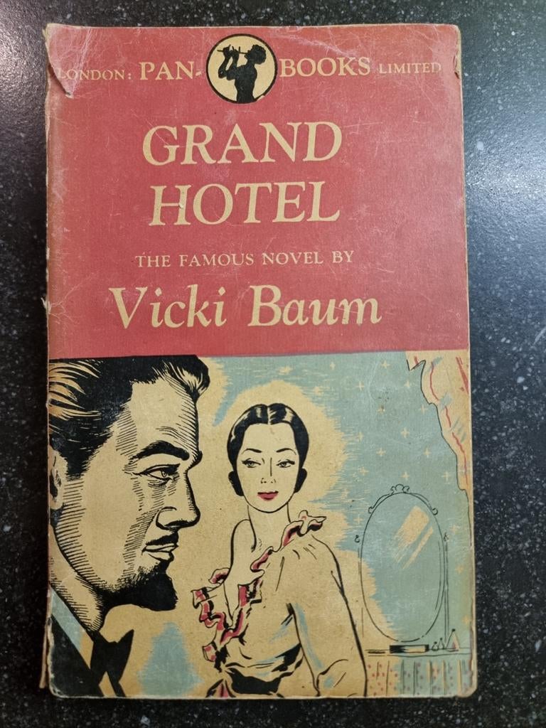 Grand Hotel - Vicki Baum - Pan Books 1948, Boeken, Romans, Gelezen, Europa overig, Ophalen of Verzenden