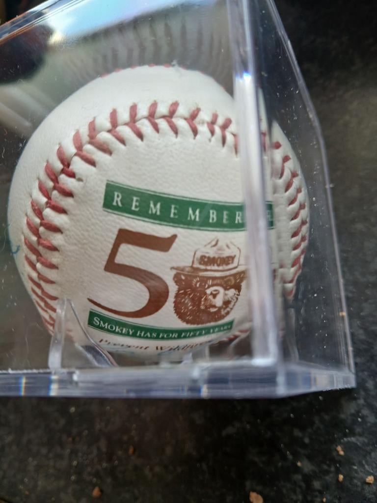 Gesigneerde Honkbal  Smokey Beer, Verzamelen, Sportartikelen en Voetbal, Ophalen of Verzenden, Zo goed als nieuw, Overige sporten