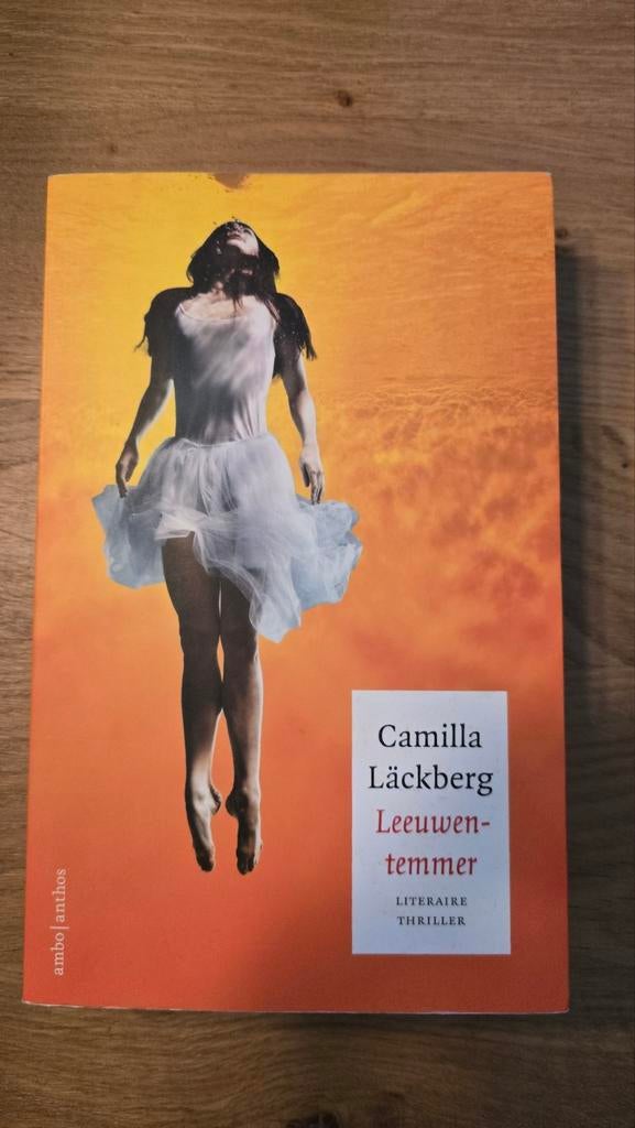 Camilla Läckberg - Leeuwentemmer, Boeken, Thrillers, Zo goed als nieuw, Ophalen of Verzenden
