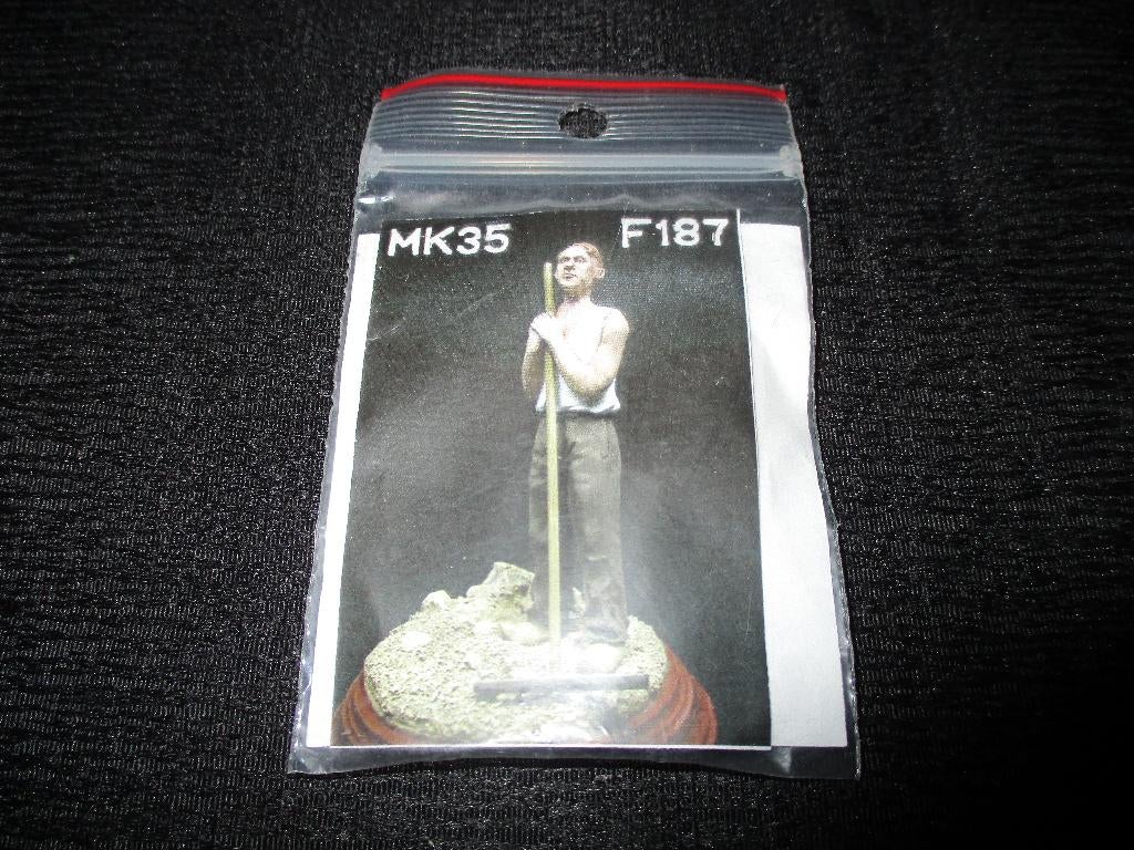 D-590,MK35 1-35,NO,F187,Civilian Leaned on his Rake, Hobby en Vrije tijd, Modelbouw | Figuren en Diorama's, Nieuw, 1:35 tot 1:50
