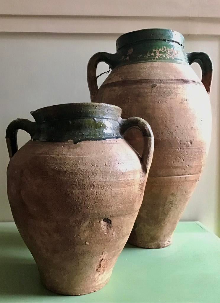 2 antieke decoratieve Turkse terracotta olijfkruiken, Ophalen of Verzenden