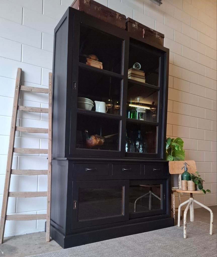 Vintage/Industriële zwarte apothekerskast, Brocante kast, Huis en Inrichting, Kasten | Buffetkasten, 100 tot 150 cm, 200 cm of meer
