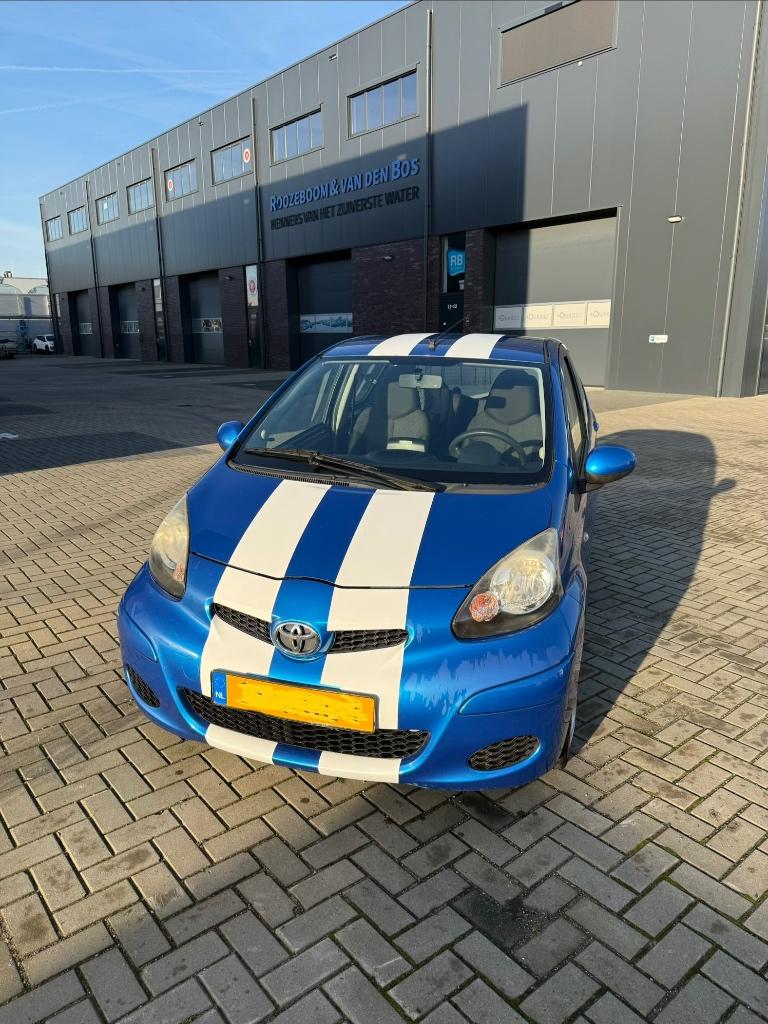 Toyota Aygo 1.0 12V Vvt-i 5DRS 2011 Blauw, Auto's, Voorwielaandrijving, Euro 5, Stof, Zwart
