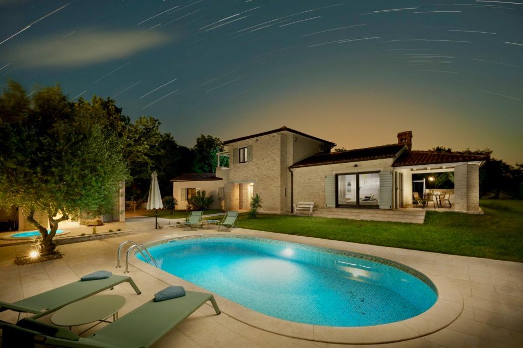 ️Vakantievilla in Istrië Kroatië met pool, whirlpool, sauna, Vakantie, 8 personen, Dorp, Open haard, Eigenaar