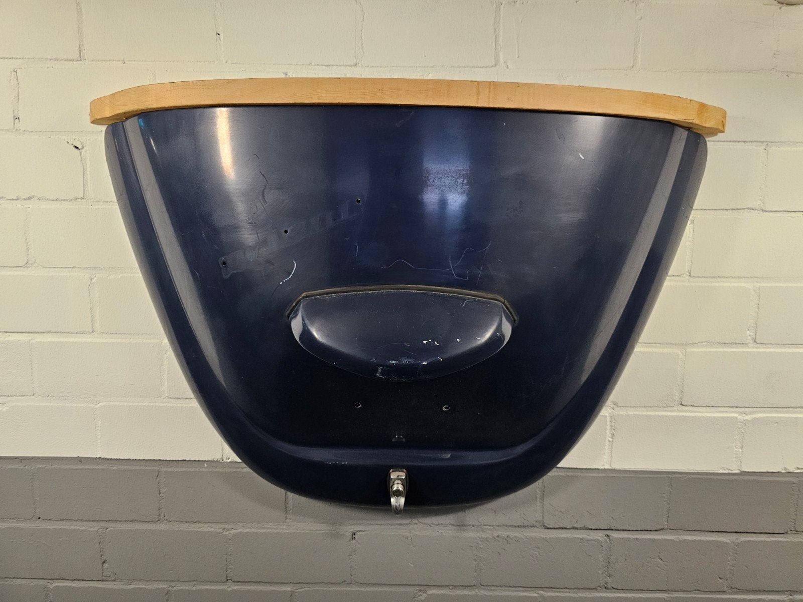 Unieke sidetable van Volkswagen Kever motorklep, Ophalen