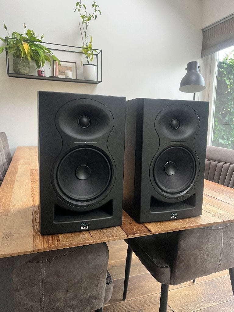Kali Audio LP-6 V2 Studiomonitoren (set van 2), Studiomonitor, Inclusief kabels, Zo goed als nieuw, 60 tot 120 watt