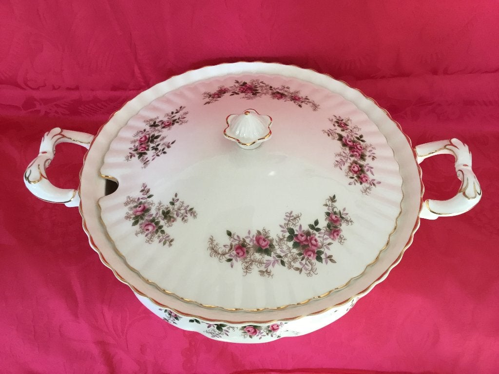 Royal Albert Lavender Rose SOEPTERRINE  zeldzaam !, Ophalen of Verzenden, Nieuw, Porselein, Bord of Schaal