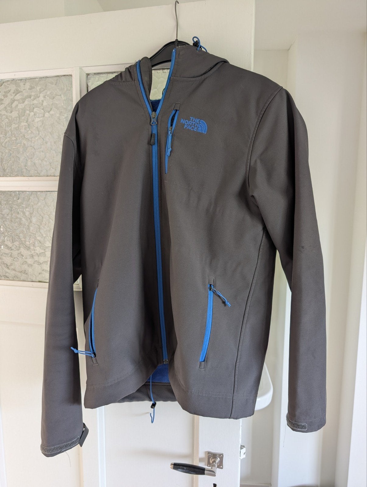 The North Face Softshell Jas - Grijs/Blauw, Maat 48/50 (M), Ophalen of Verzenden, Grijs, Gedragen