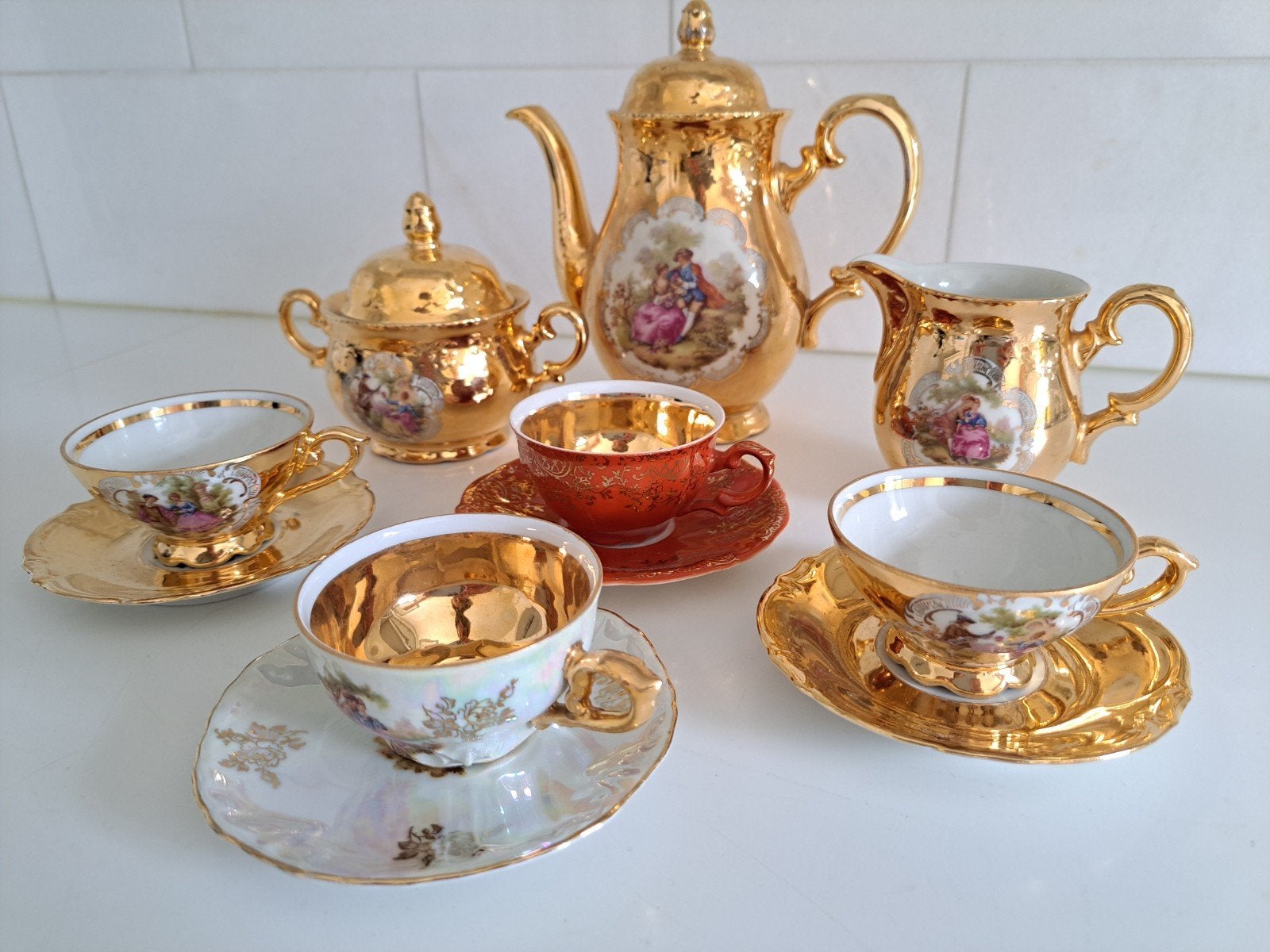 Porseleinen set met gouden afwerking in zeer nette staat, Antiek en Kunst, Ophalen
