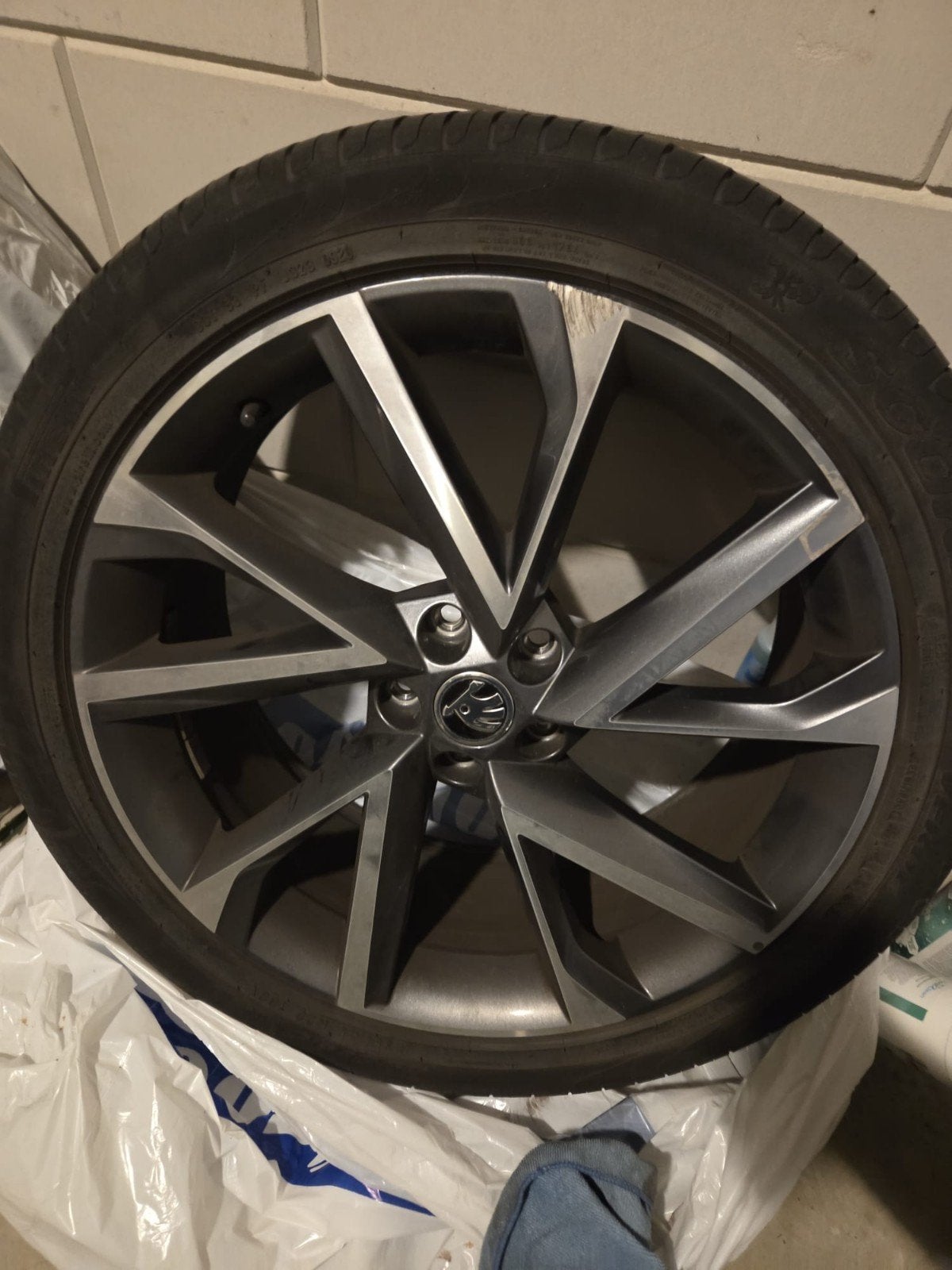 Skoda Kodiaq VEGA 20 inch velgen met banden, Auto-onderdelen, Banden en Velgen, Ophalen, 20 inch, Zomerbanden, Band(en)