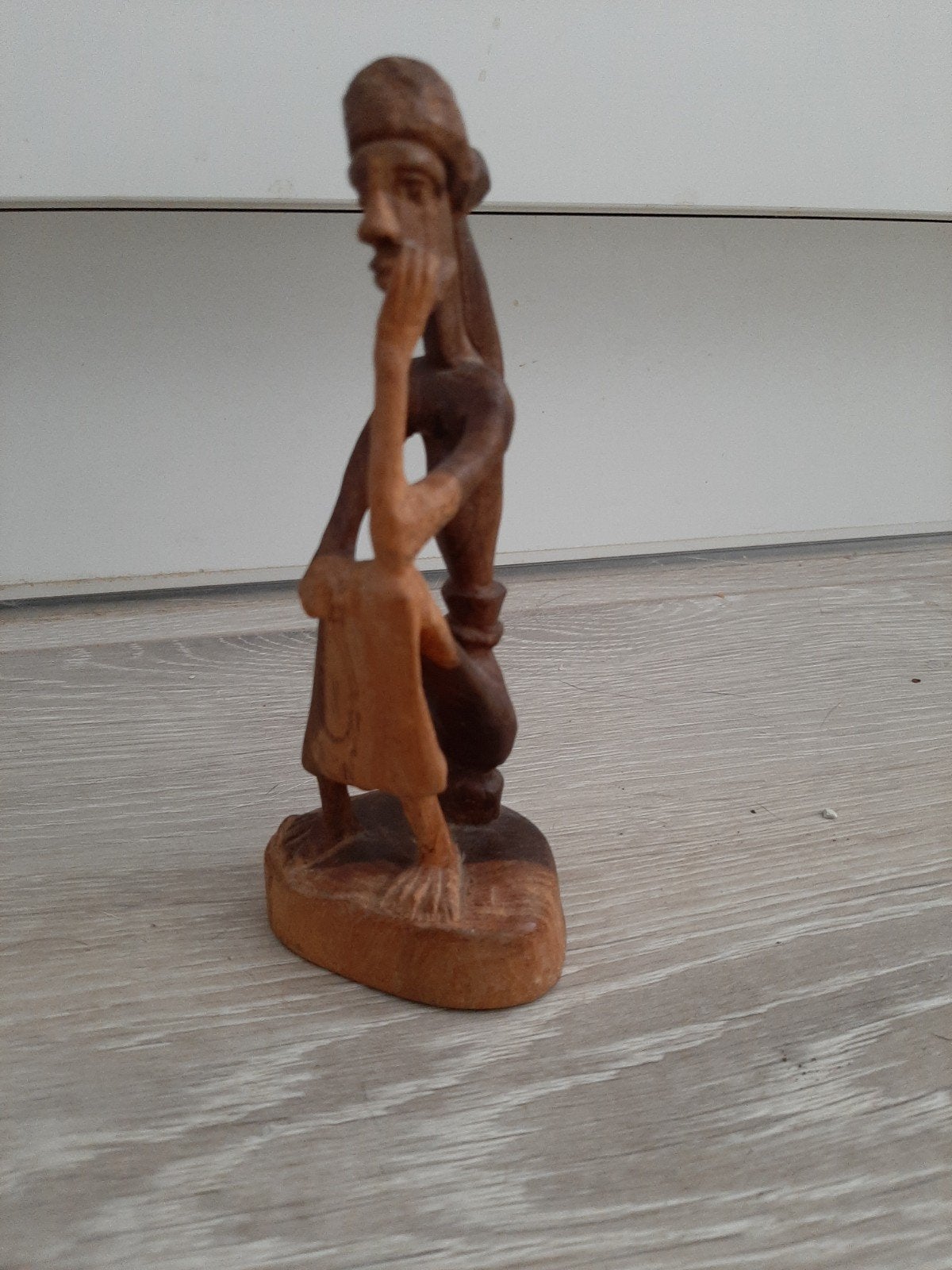 Handgesneden houten beeldje van een man, Antiek en Kunst, Minder dan 20 cm, Ophalen of Verzenden, Handgemaakt, Beeld