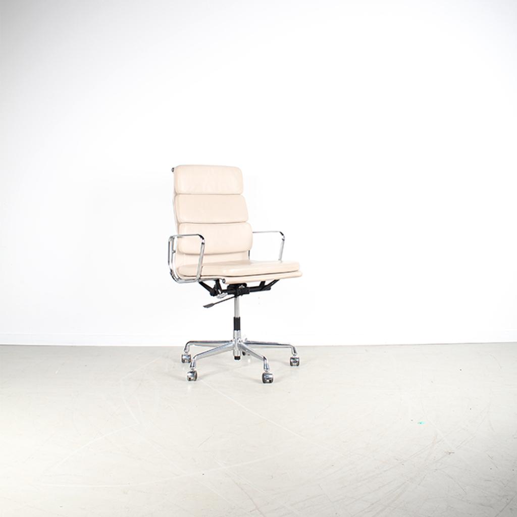 1x Vitra Eames EA 219 Bureaustoel Softpad Clay Leer – Chroom