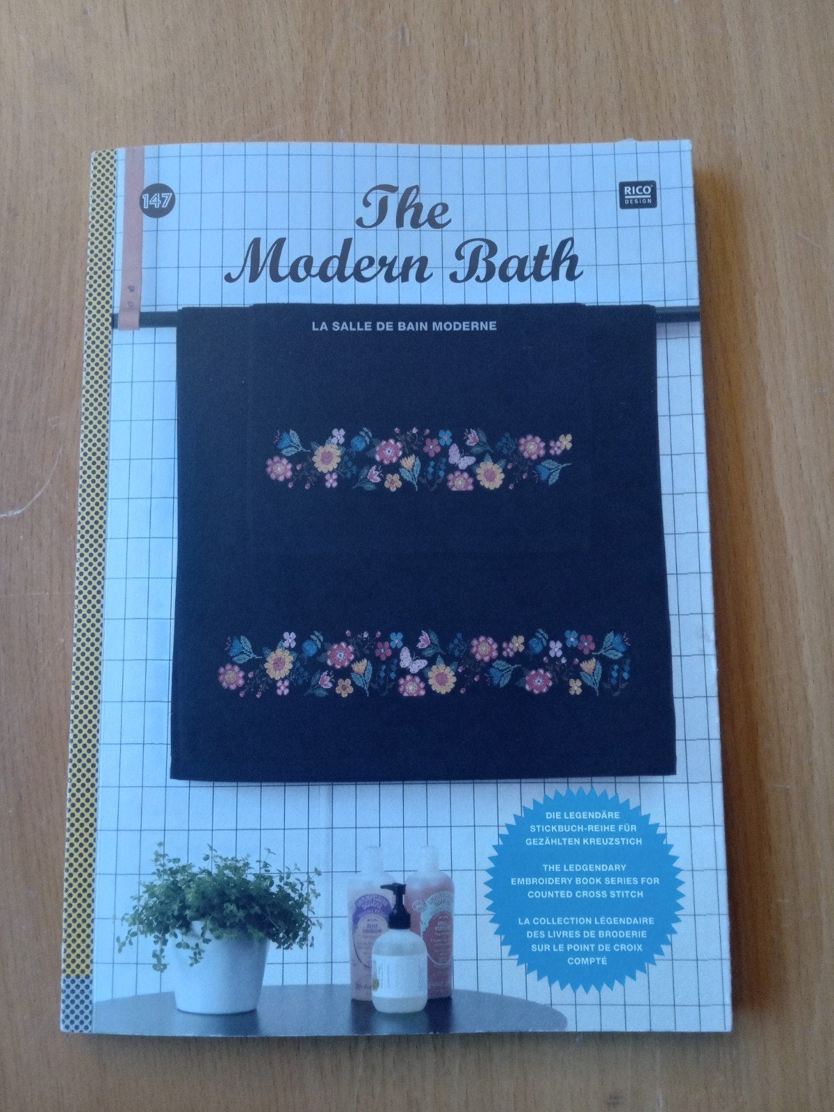 borduurboekjes Rico Design The Modern Bath 147 Botanica 155, Ophalen of Verzenden, Zo goed als nieuw, Handborduren, Patroon