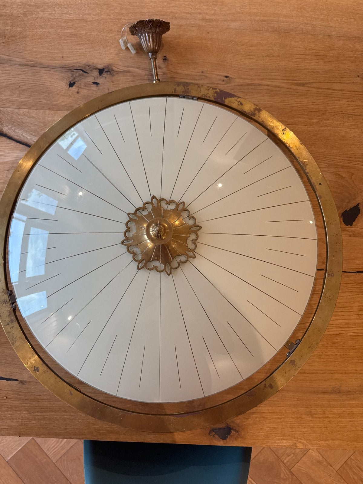 Vintage Messing Hanglamp met Melkglas en Sierlijke Details, Ophalen of Verzenden, Gebruikt, Metaal, E27 (groot)