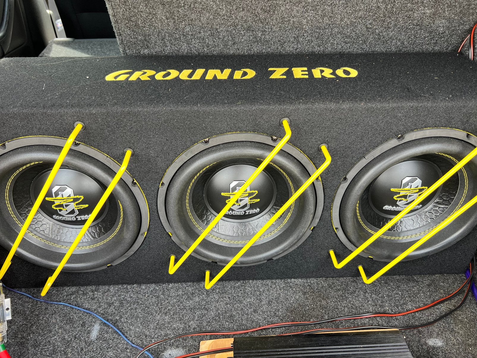 Ground zero subwoofer 2100 watt en versterker, Ophalen, Zo goed als nieuw