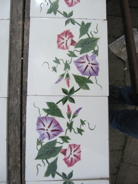 13 stuks antieke wandtegels met bloemenrank, 195 cm lang, Ophalen