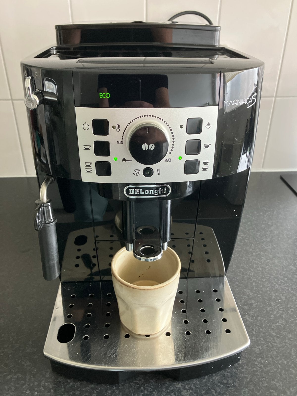 DeLonghi Magnifica S volautomatische espressomachine, Witgoed en Apparatuur, Koffiezetapparaten, Ophalen, Afneembaar waterreservoir