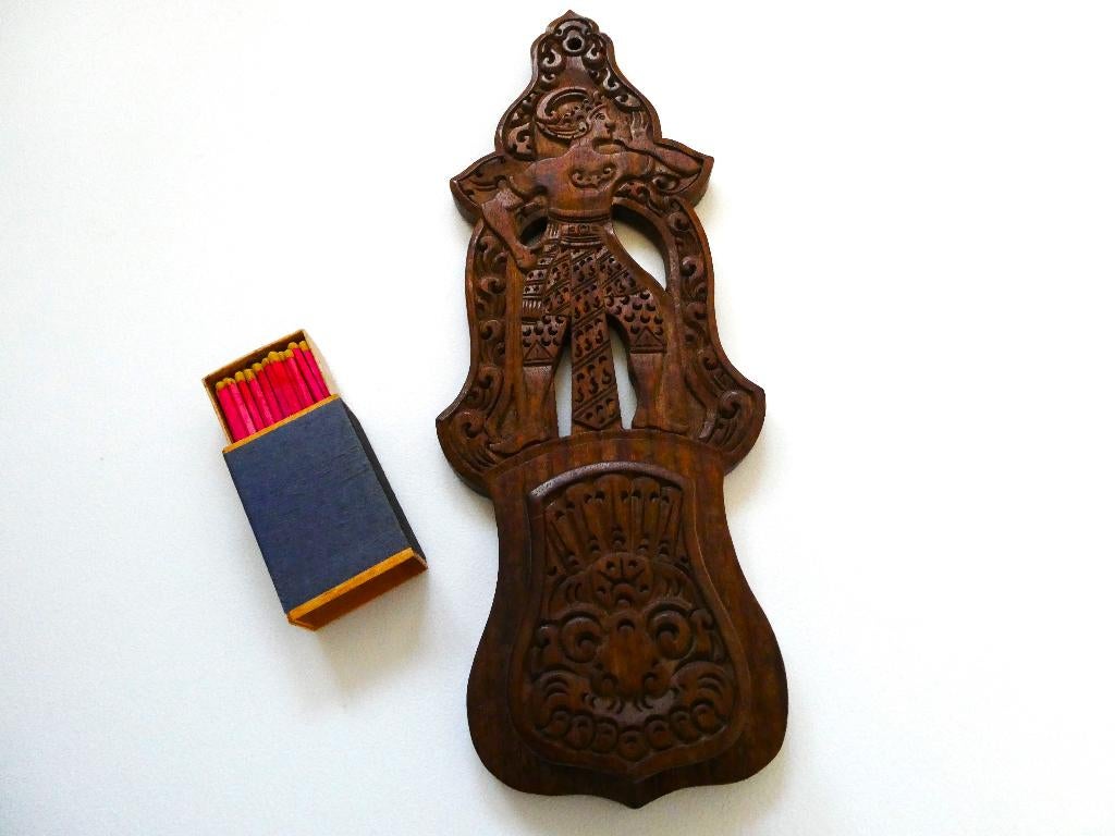 Een houtgesneden luciferhouder met Wayang figuur luciferdoos, Houtsnijwerk, Ophalen of Verzenden, Handgemaakt, 20 - 50 cm