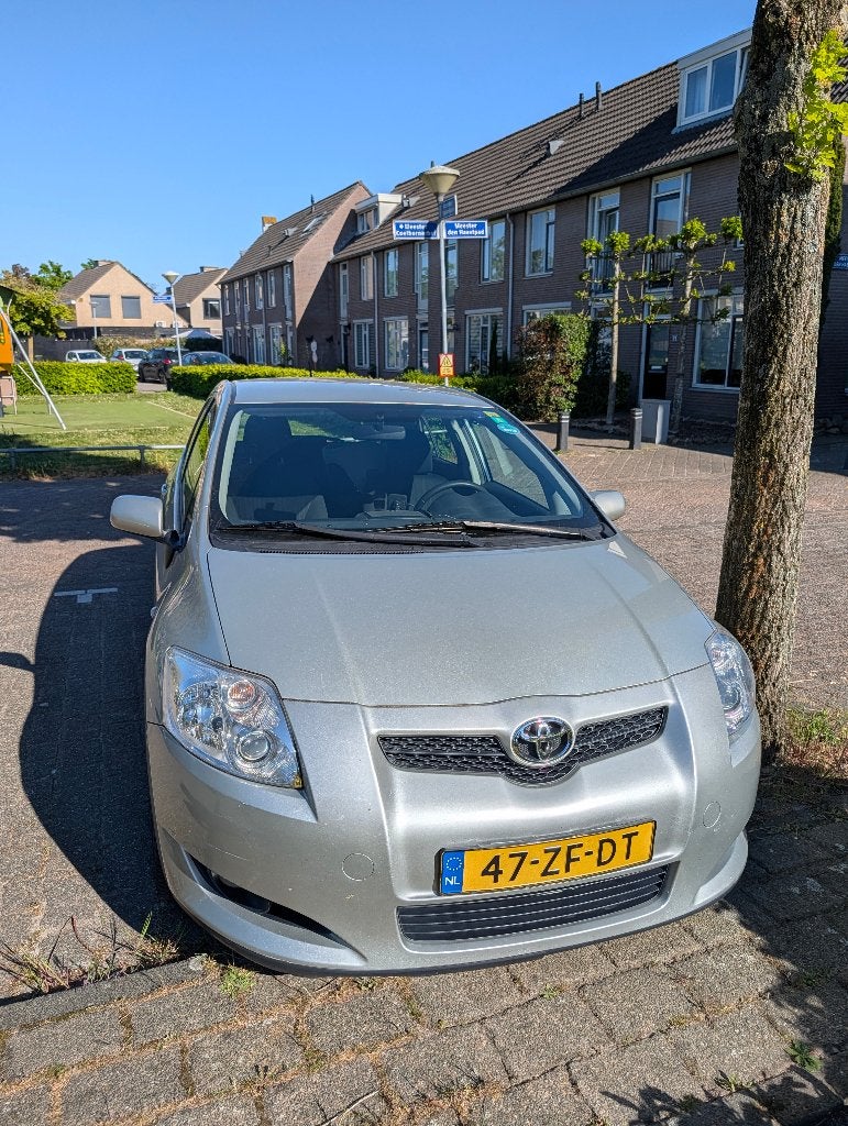 Toyota Auris 1.6 16V Vvt-i 5DR Grijs met trekhaak en CarPlay, Auto's, Voorwielaandrijving, 4 cilinders, 123 pk, Handgeschakeld