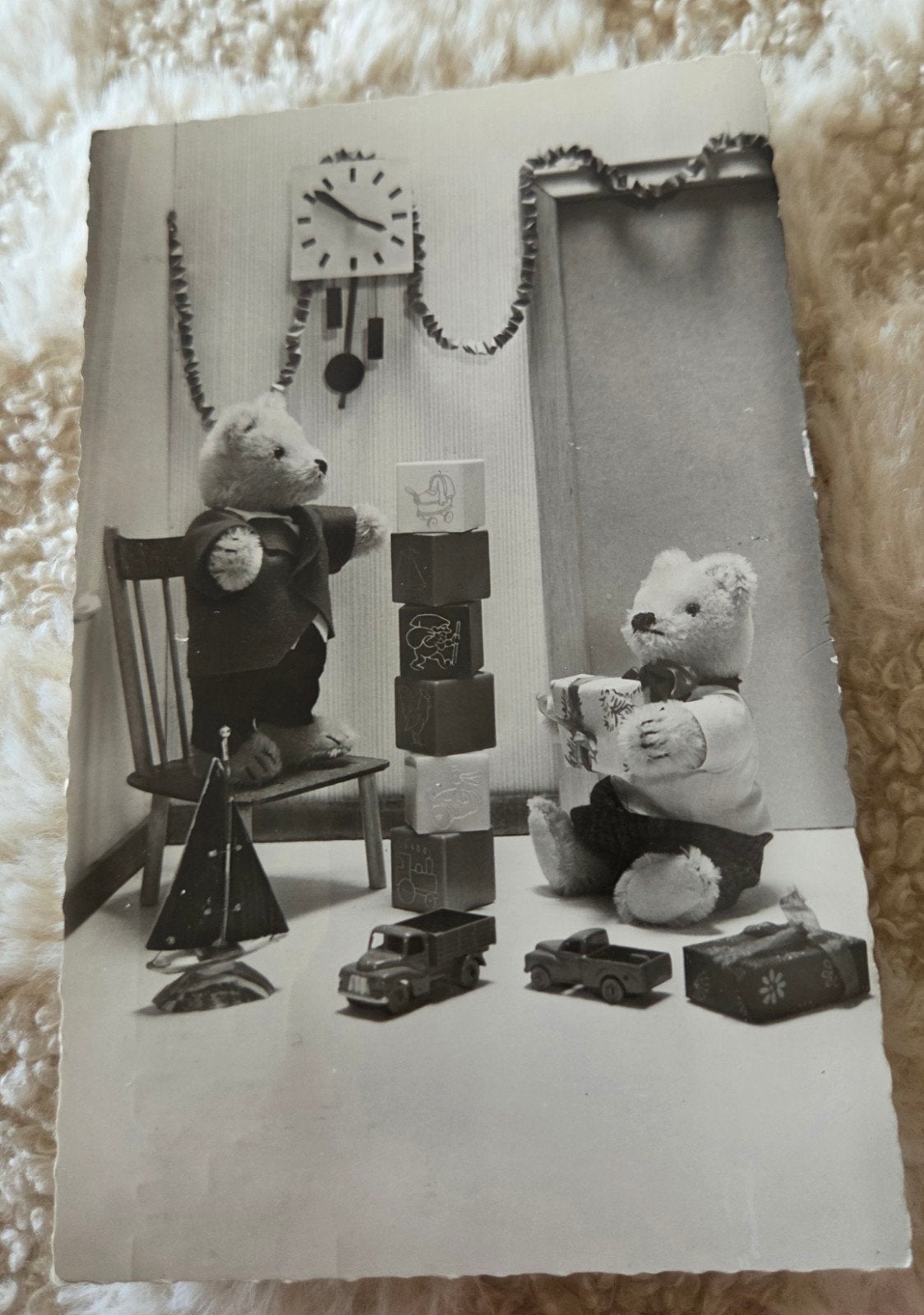 Vintage Ansichtkaart: Teddyberen met Speelgoed, Verzenden, 1960 tot 1980, Gelopen, Kinderen