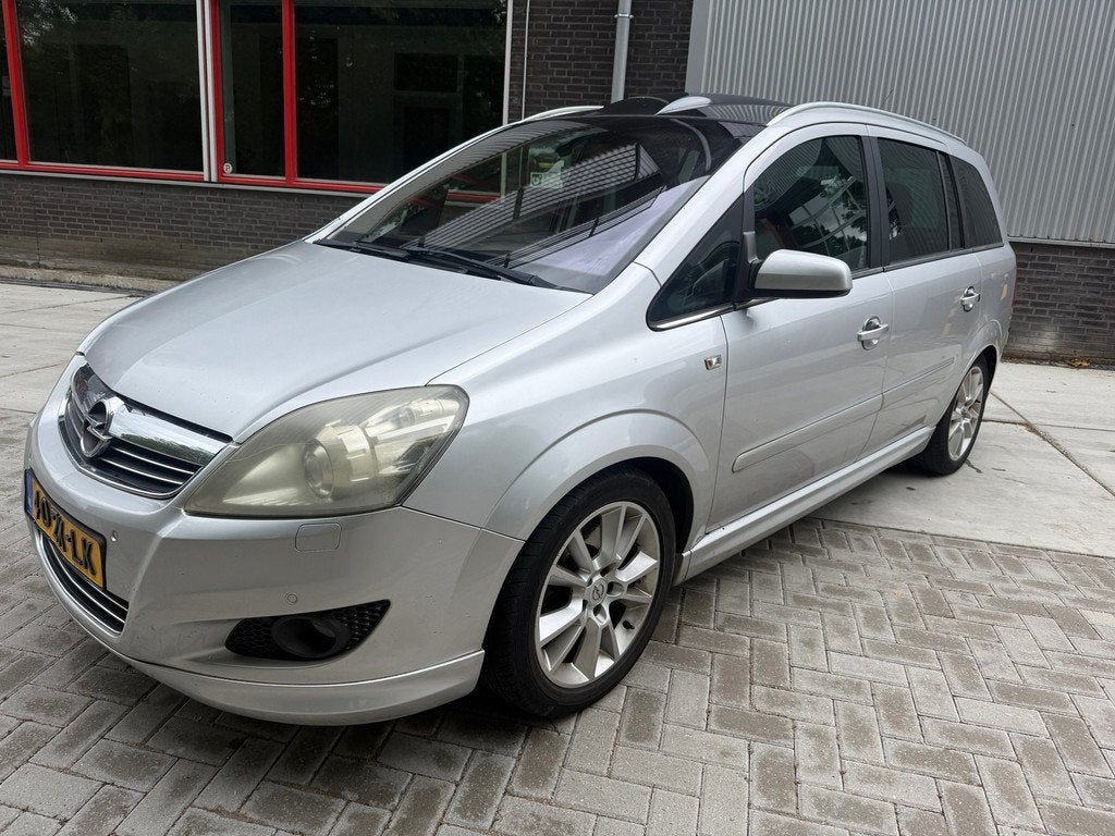Opel Zafira 2.2 Cosmo 7PERSOONS PANO NAVI, Voorwielaandrijving, Gebruikt, 4 cilinders, 150 pk