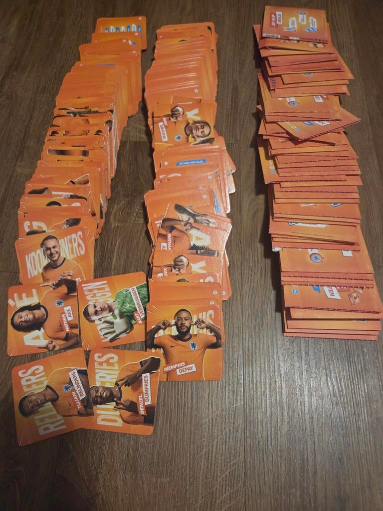Grote stapel AH Voetbalplaatjes Oranje + 11 dichte pakjes, Hobby en Vrije tijd, Spaarzegeltjes, Volle spaarkaart, Winkel, Super of Benzinepomp