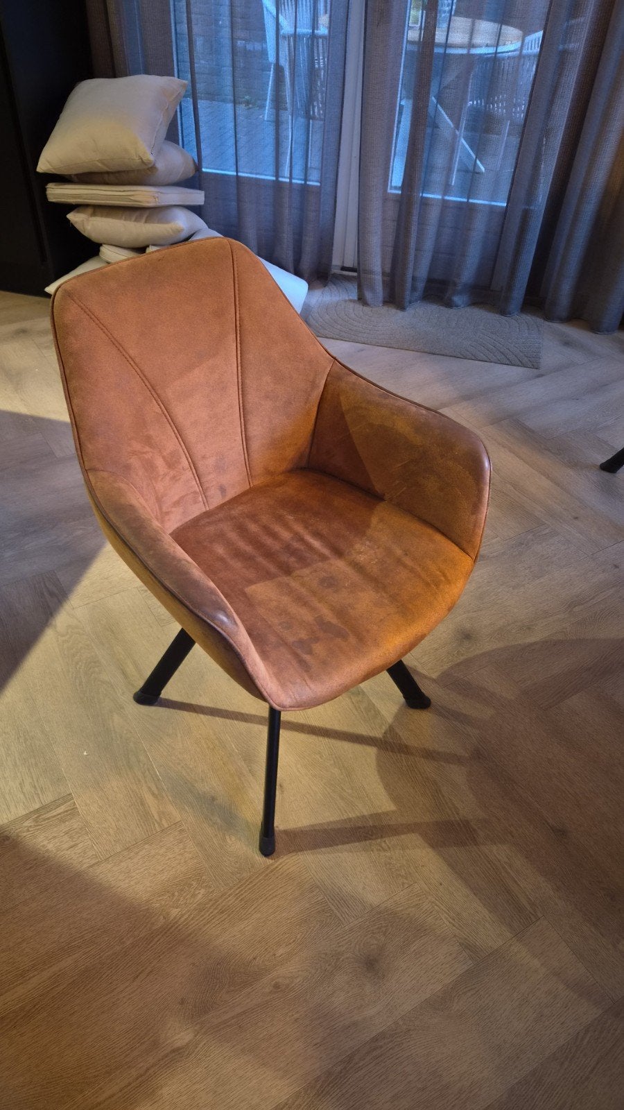 3x Bruine stoelen met vlekken, 4 jaar oud, Huis en Inrichting, Stoelen, Gebruikt, Ophalen of Verzenden, Stof, Drie