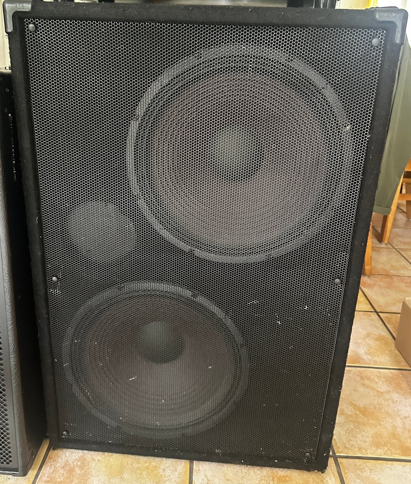 Bergantino NV215 Basscabinet - 4 Ohm, 600 Watt, Sealed, Ophalen of Verzenden, Gebruikt, Basgitaar, 100 watt of meer