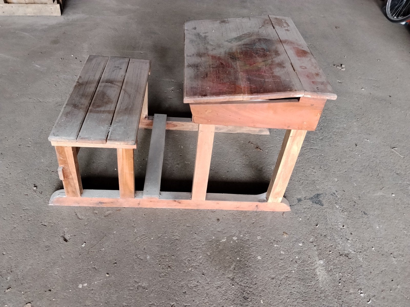 Oud schoolbankje en tafel., Ophalen