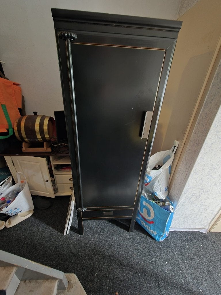 Zwarte "Mingachtige"kast, Met plank(en), Gebruikt, 150 tot 200 cm, 50 tot 75 cm