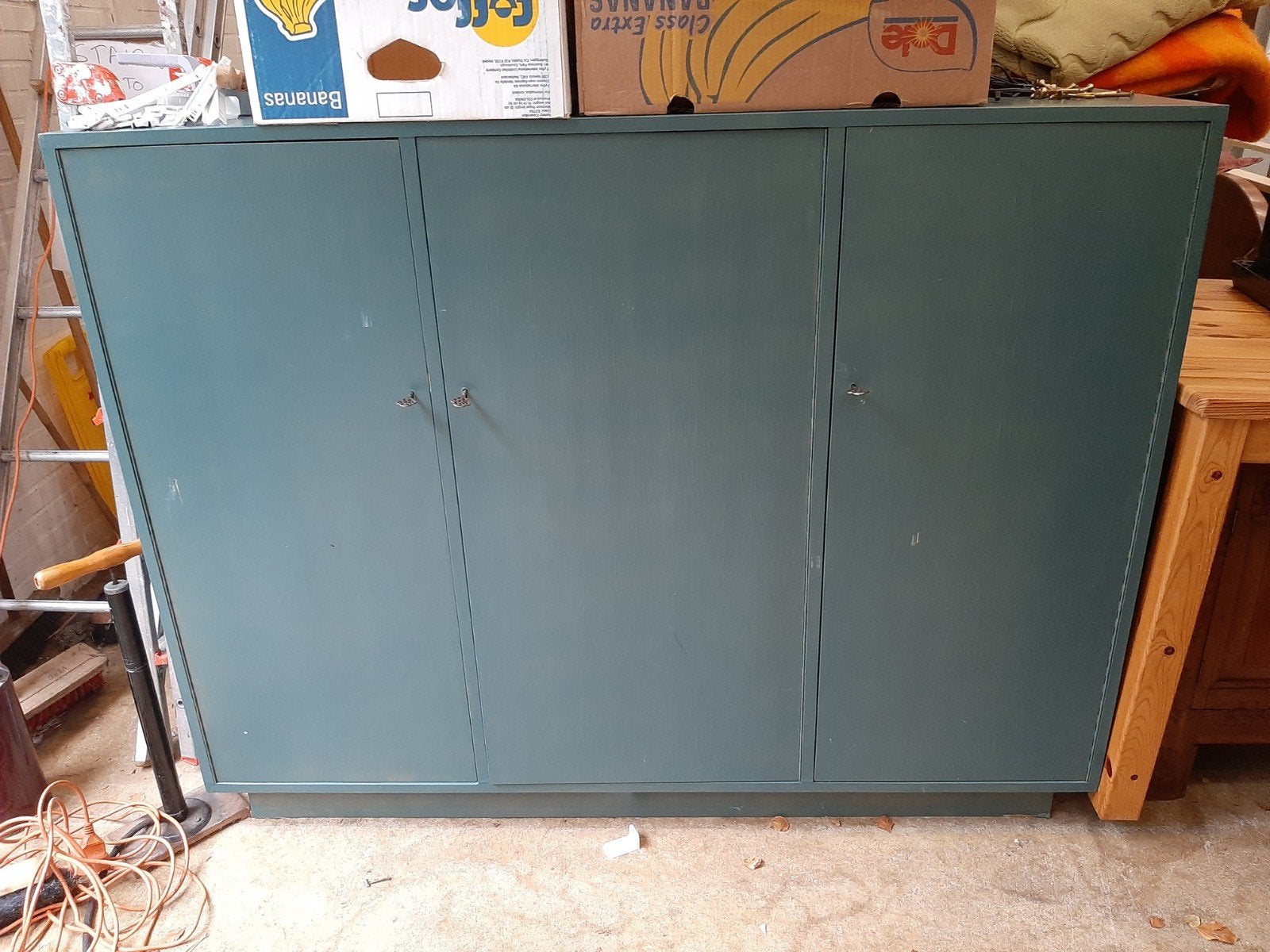 Groene houten kast met 3 deuren, 7 planken en 2 laden, Ophalen, Gebruikt