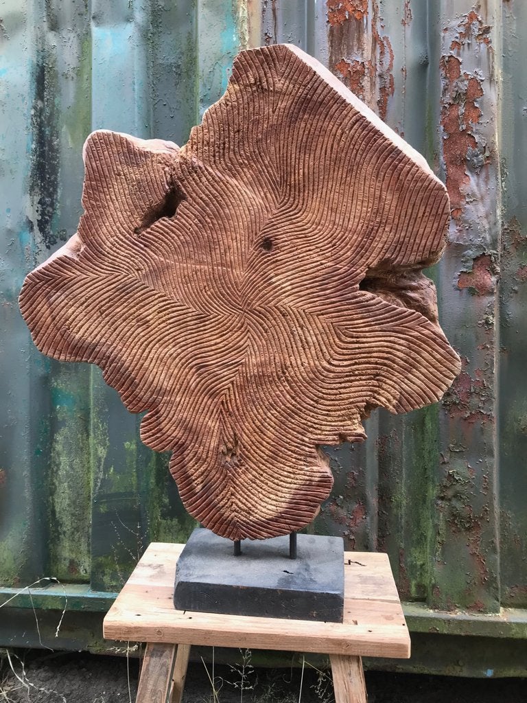 Zon gebrand hout op statief uit Java met ribbels, Boho, Nieuw, Ophalen of Verzenden, https://verburgtvintage.nl/#contact