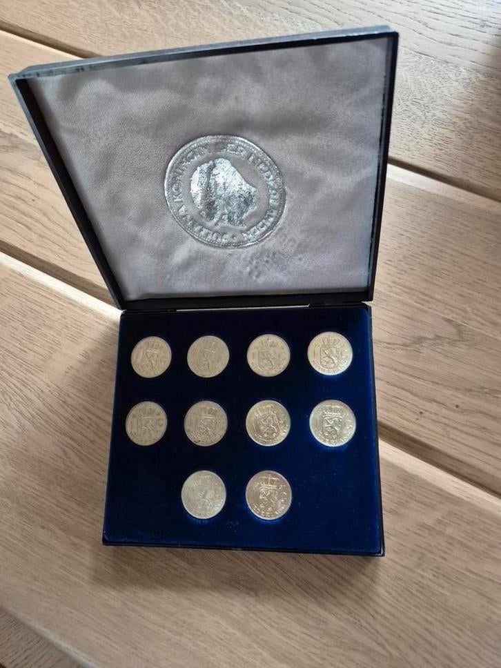 Cassette met 10 zilveren juliana guldens, Postzegels en Munten, Munten | Nederland, Ophalen of Verzenden, Koningin Juliana, 1 gulden