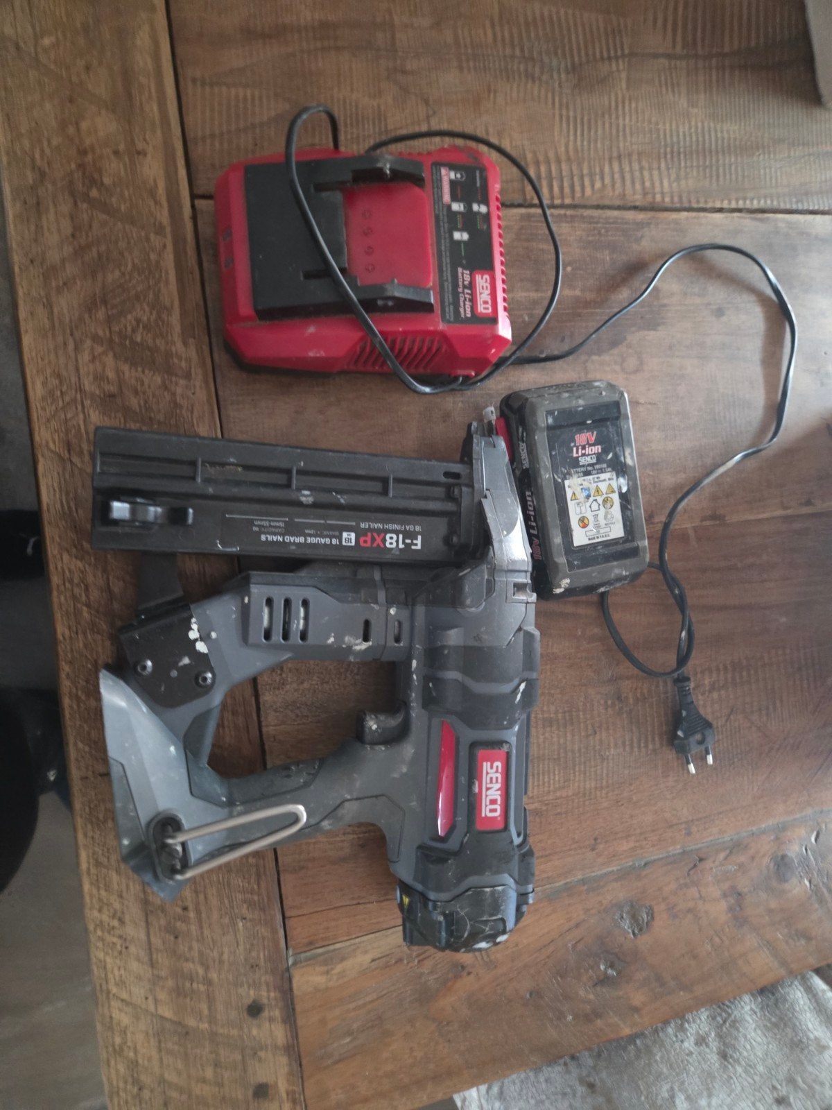 Senco F-18XP tacker met accu en lader, Ophalen of Verzenden, Gebruikt, Tacker/nietmachine, Overige merken