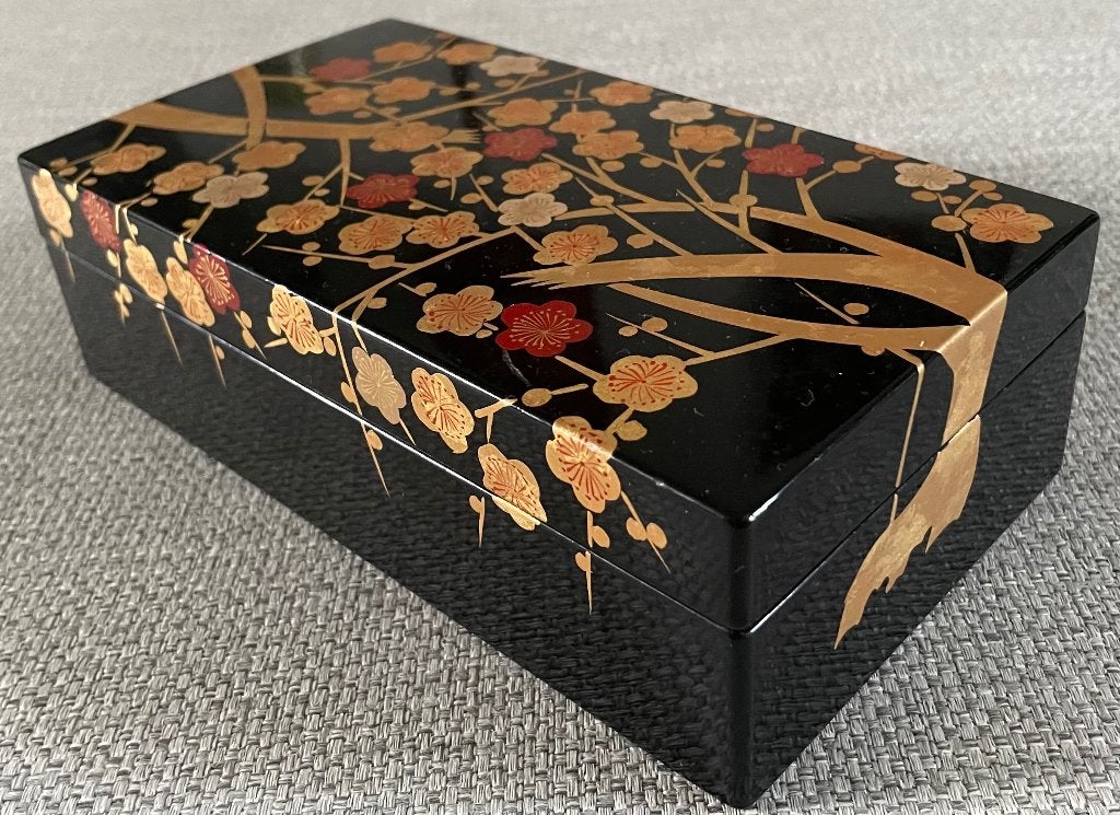 Japanse luxe lakdoos pruimenbloesem Yoshiro Inazuka Japan, Antiek en Kunst, Kunst | Niet-Westerse kunst, Hout, Verzenden, Doos