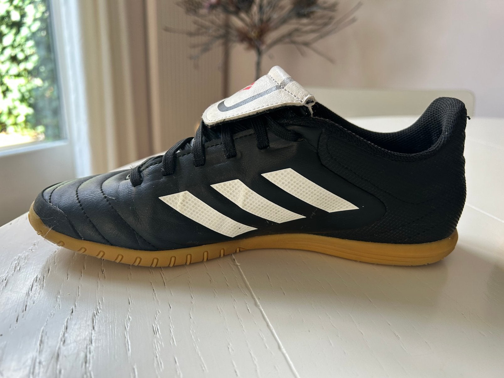Adidas zaalschoen gymschoen zaalvoetbal, Maat XS of kleiner, Ophalen of Verzenden, Zo goed als nieuw, Schoenen