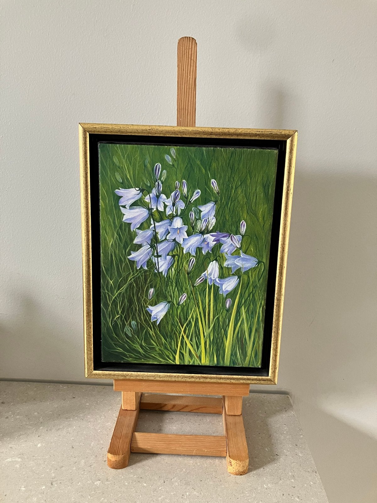 Schilderij Campanula in groen veld, ingelijst 21,5x27,5cm, Antiek en Kunst, Ophalen of Verzenden