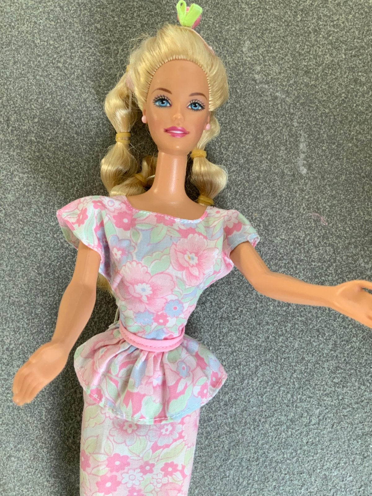 Leuke Barbiepop. Heel apart. Uit 1998., Verzamelen, Poppen, Ophalen of Verzenden, Zo goed als nieuw, Pop