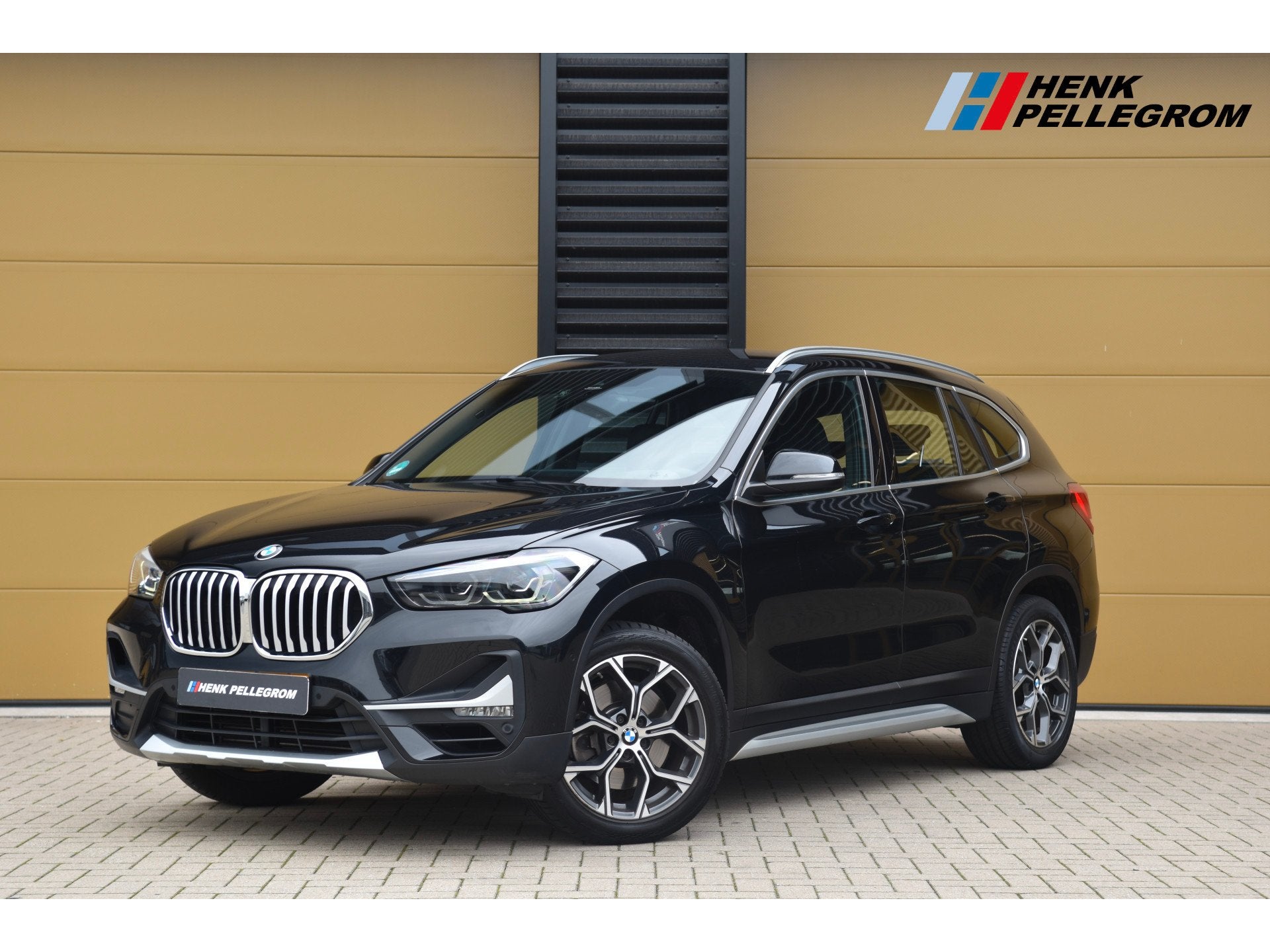 BMW X1 sDrive20i VDL Nedcar Edition * Head-up * Harman/Kardo, Met garantie (alle), Parkeerassistent, Zwart, Bedrijf