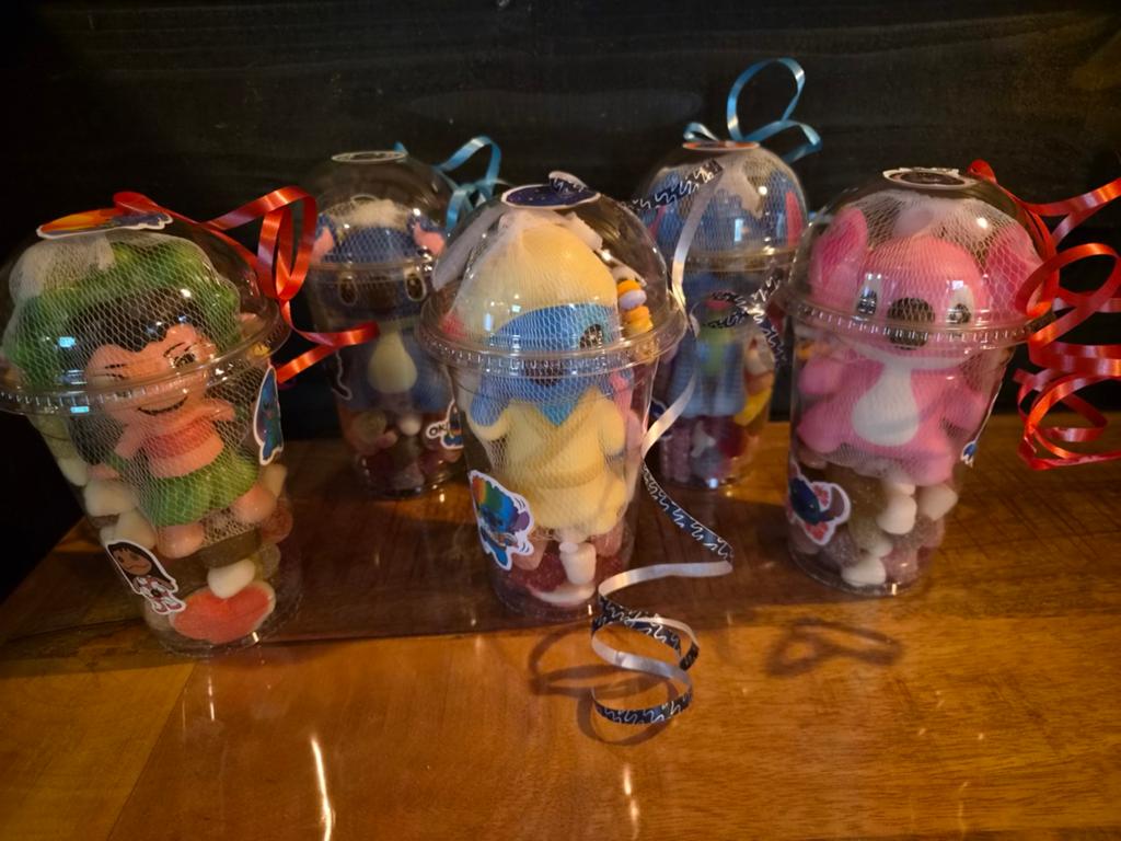 Grote gevulde snoepbeker met stitch squishy en snoepketting, Ophalen of Verzenden