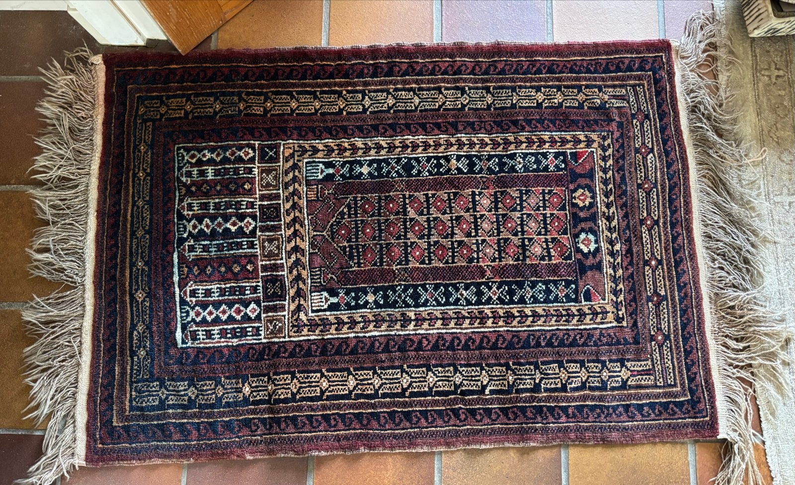 Vintage Handgeknoopt Tapijt - Rood/Zwart/Beige, Ophalen, Gebruikt, 100 tot 150 cm, 50 tot 100 cm