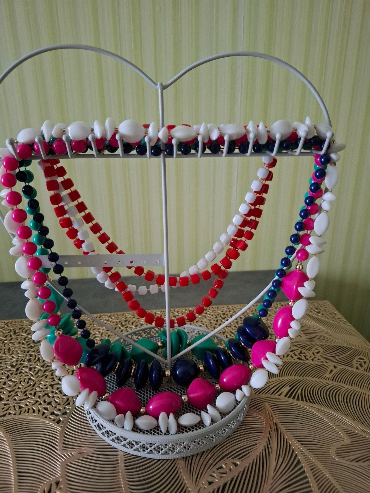 Set van 5 kleurrijke kettingen op sieradenhouder, Sieraden, Tassen en Uiterlijk, Ophalen of Verzenden