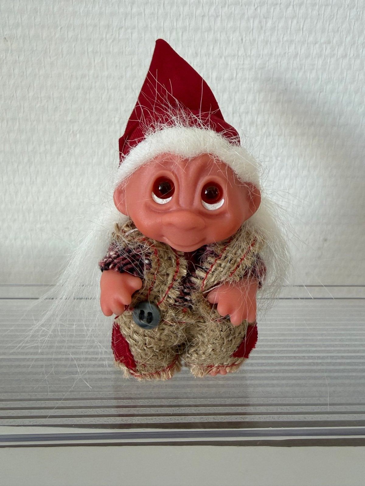 Vintage Troll Pop met Rode Muts en Juten Kleding - DAM 1986, Ophalen of Verzenden, Zo goed als nieuw