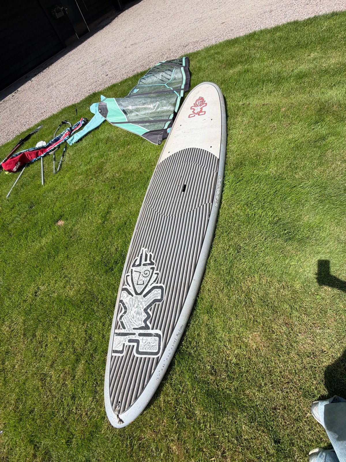 Complete Windsurf Set: Board, Zeilen, Mast, Giek en Vin, 250 tot 300 cm, Gebruikt, 6.5 m² tot 8 m², Met vin(nen)